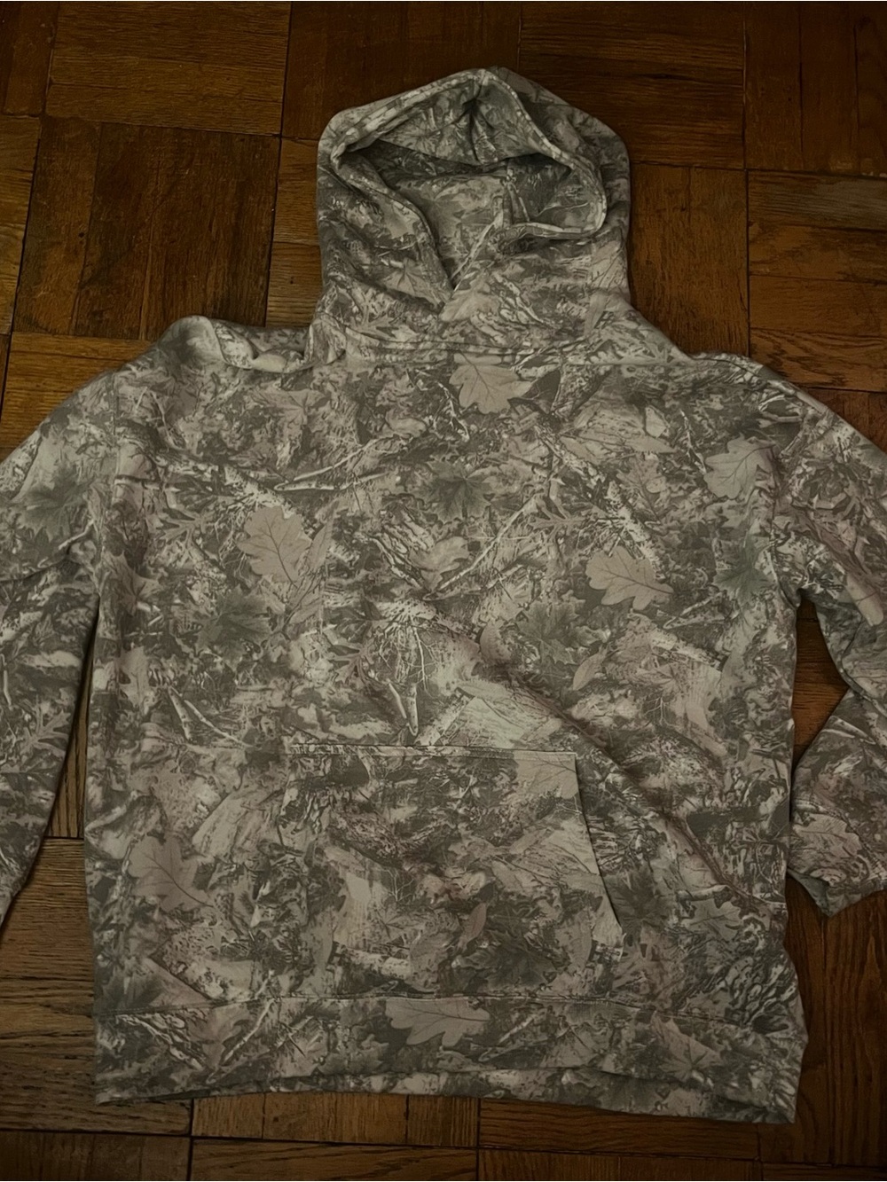 Ardene Men’s Crewneck Hoodie in Gray Camouflage Leaf Print